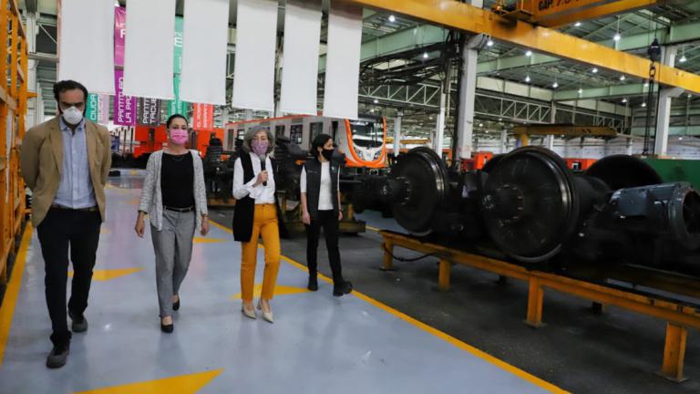 La jefa de Gobierno de la CDMX, Claudia Sheinbaum Pardo, realizó un recorrido por los talleres de Zaragoza del Sistema de Transporte Colectivo (STC) Metro. Foto EE: Cortesía Twitter / @Claudiashein