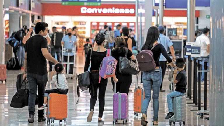 Usuarios del aeropuerto de Cancún, varios colombianos que buscan ingresar a México han denunciado que han sido supuestamente maltratados y humillados en la zona de migración en los aeropuerto de la Ciudad de México y de Cancún-