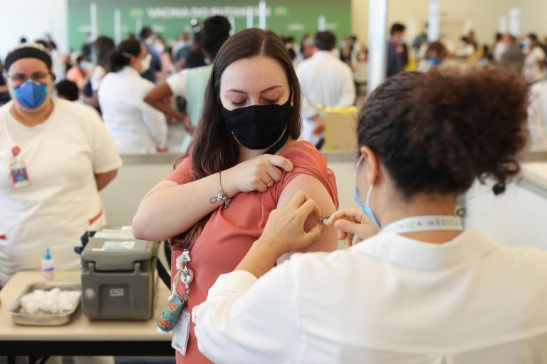 La segunda ola de la pandemia está en pleno auge en Brasil con más de 1,800 muertos por día en promedio semanal. Foto: Reuters