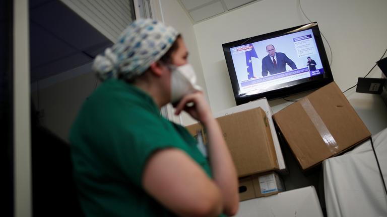 Personal de un hospital privado en las cercanías de París ve en televisión el anuncio del primer ministro de Francia Jean Castex. Foto: Reuters