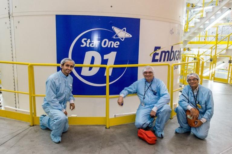 Preparación del satélite Star One D1 de América Móvil para su lanzamiento en 2016. Foto: Embratel.