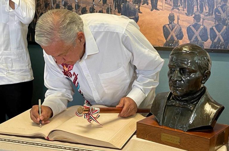 El presidente Andrés Manuel López Obrador hizo este anuncio en Guelatao, Oaxaca, en el marco del 215 aniversario del natalicio de Benito Juárez. Foto EE: Cortesía Presidencia de México