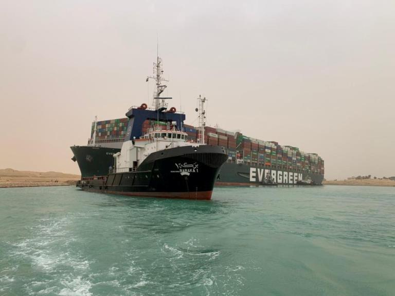 Los barcos que pasan por el Canal de Suez estaban siendo desviados el miércoles a un canal antiguo después de que un enorme tanquero encalló, bloqueando el paso a las demás naves en una de las vías navieras más importantes del mundo. Foto: Reuters