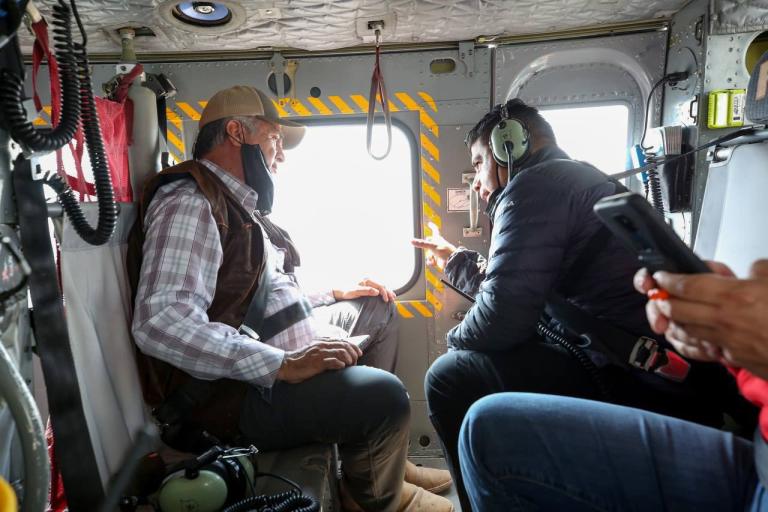 El gobernador de Nuevo León, Jaime Rodríguez Calderón (izquierda), observa desde un helicóptero el avance en el combate de un incendio en la Sierra de Santiago. Foto: Tomada de la cuenta de Twitter del gobernador