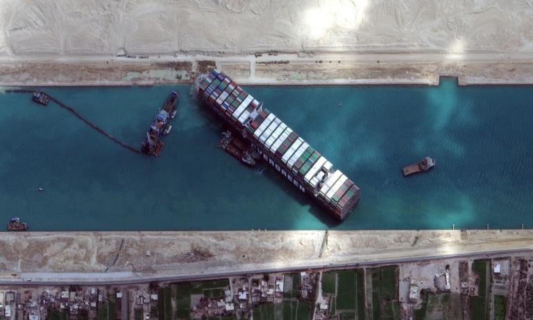 El "Ever Given", un buque de unos 20,000 contenedores y 220,000 toneladas, bloquea desde el martes el Canal de Suez. Foto: Reuters.