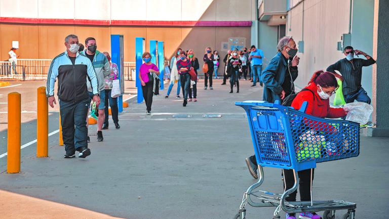 El proyecto busca impulsar al consumo, al eximir a más de un millón de trabajadores de un impuesto al salario. Foto: Reuters.