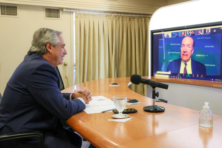 El presidente argentino Alberto Fernández, en una reunión con el Banco Mundial. Foto: Reuters.