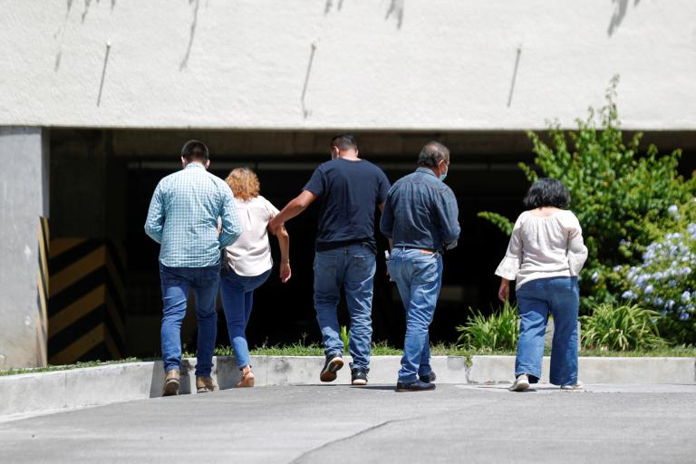 Familiares de Victoria Salazar Arriaza caminan de regreso al Ministerio de Relaciones Exteriores, luego de que su madre Rosibel Emerita Arriaza hablara con los medios, en San Salvador, El Salvador. Foto: Reuters