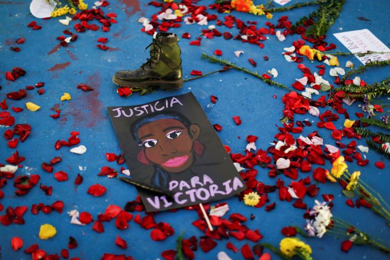 Carteles realizados por mujeres y colectivos para exigir a las autoridades justicia por el feminicidio de Victoria Salazar. Foto: Reuters