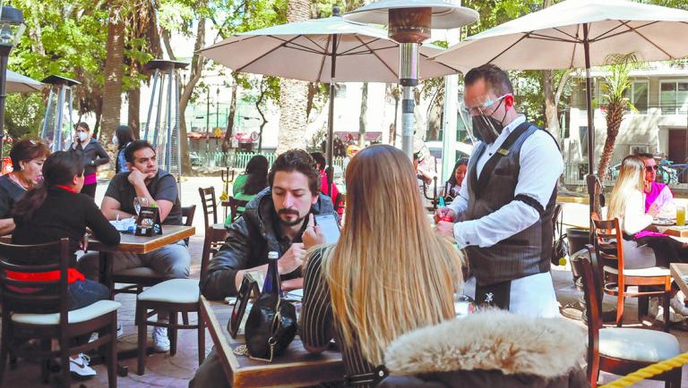 Las mesas de un restaurante de la ciudad lucieron llenas durante las celebraciones del 14 de febrero.