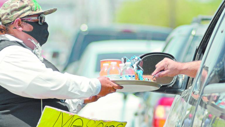 Por la contingencia sanitaria, decenas de meseros y meseras que trabajan en fiestas familiares, bares y cantinas de la ciudad se quedaron sin empleo y han salido a la calle a pedir ayuda de la ciudadan�a para sobrevivir.