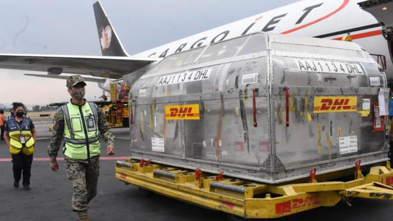 En punto de las 16:50 horas de este lunes 5 de abril arribó al AICM el vuelo CVG MEX 952, procedente de la planta de Pfizer en Bruselas, Bélgica. Foto EE: Cortesía / Presidencia de México