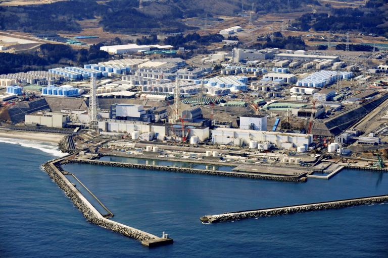 Vista aérea que muestra los tanques de almacenamiento de agua tratada en la planta de energía nuclear Fukushima Daiichi dañada por el tsunami en la ciudad de Okuma. Foto: Reuters