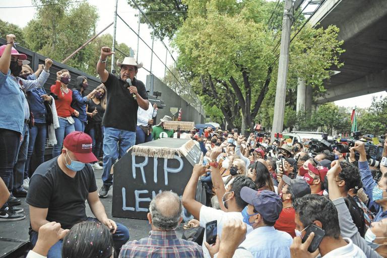 CIUDAD DE M…XICO, 11ABRIL2021.- La caravana en apoyo de FÈlix Salgado Macedonio, candidato de Morena para la gobernatura de Guerrero, arribÛ al Instituto Nacional Electoral (INE) pasadas las 4 de la tarde. Abordo de una combi y acompaÒado de m·s de 50 automÛviles que salieron del municipio de Iguala durante la maÒana de este domingo, Salgado Macedonio llegÛ a las instalaciones del INE y realizÛ un mitin con sus seguidores, donde afirmÛ que en caso de que el instituto no le devuelva la candidatura, las elecciones del prÛximo 6 de junio no se llevar·n a cabo en ese Estado. Posteriormente se traslado al campamento que fue montado y donde esperara la resoluciÛn de los consejeros durante la sesiÛn de maÒana. FOTO: DANIEL AUGUSTO /CUARTOSCURO.COM