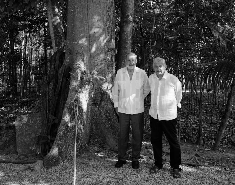 Carlos Slim y López Obrador, frente a la ceiba más alta que tiene la finca del presidente en Palenque. Foto: Especial.