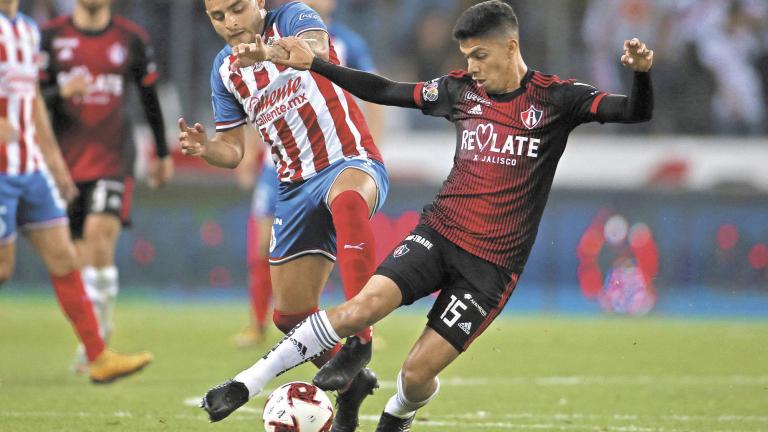 GUADALAJARA, JALISCO, 07MARZO2020.- Alexis Vega jugador de Chivas disputa un bal�n con el contrario Diego Barbosa de Atlas, esto en partido correspondiente a la Jornada 9 del Torneo Clausura 2020 de la Liga MX, en donde se enfrentan los Zorros del Atlas