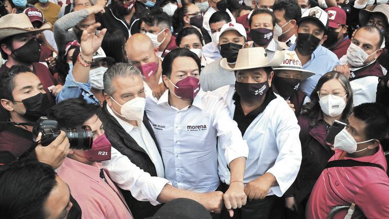 Mario Delgado posa para las c·maras junto a FÈlix Salgado y Ra˙l MorÛn.