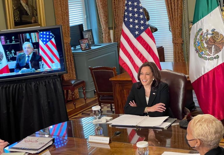 El director de prensa de Kamala Harris compartió las primeras imágenes de la reunión virtual con AMLO, previo a su visita a México el próximo 8 de junio. Foto: @PeterVelz46