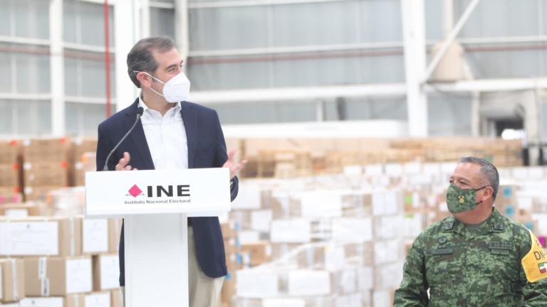 El 7 de mayo, el consejero presidente del INE, Lorenzo Córdova, dio el banderazo de salida a la distribución nacional de la documentación que habrá de utilizarse en la jornada electoral del 6 de Junio. Foto EE: Cortesía @lorenzocordovav