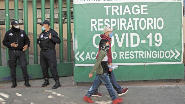 Aspectos del Hospital Centro Medico Nacional Siglo XXI; en la que familiares de pacientes esperan informes de sus enfermos.