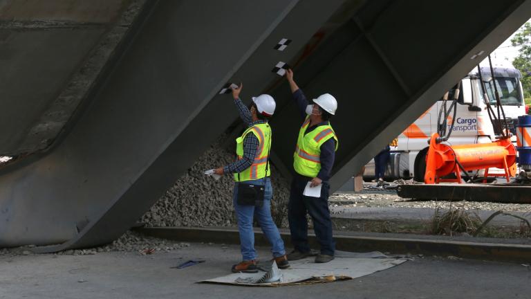 Trabajadores comienzan las actividades de análisis de daños y limpieza después del colapso del tren. Foto EE: Rosario Servin