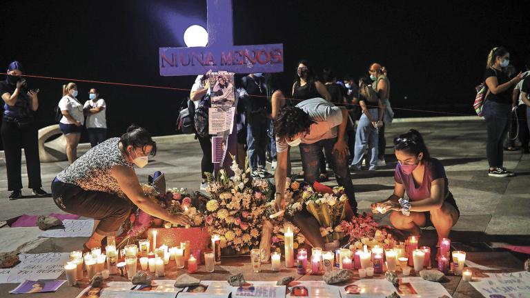 Cientos de mujeres protestaron la noche de ayer en la antimonumenta de Veracruz por el feminicidio de Monserrat Bendimes tras ser golpeada brutalmente por su pareja Marion "N".