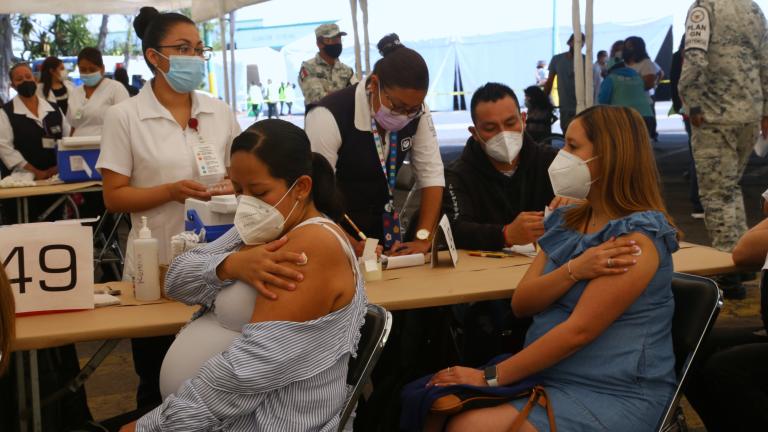 También del 19 al 23 de mayo se vacunarán a las mujeres embarazadas que residen en Iztapalapa. Foto EE: Rosario Servin