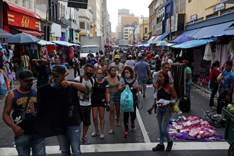 De los 3.4 millones de muertes reportadas globalmente desde el inicio de la emergencia sanitaria por Covid-19 a fines de 2019, casi la mitad corresponde a países de América. Foto: Reuters