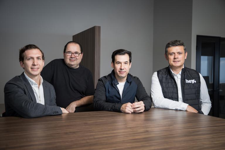 Mauricio Ballesteros, Director de Productos y Servicios para individuos; Demetrio Strimpopulos, Director de Diseño de Experiencias y Servicios; Manuel Rivero Zambrano, CEO de Hey Banco; Roberto Espinosa Director de Productos y Servicios para Negocios.