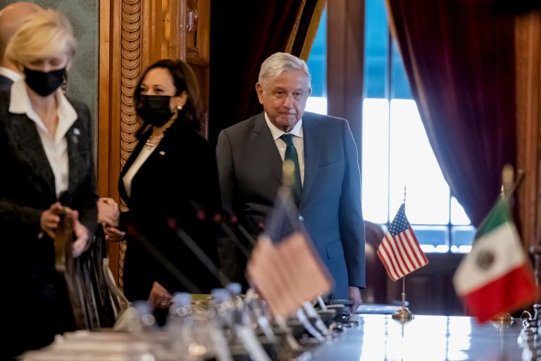 Kamala Harris, vicepresidenta de Estados Unidos y Andrés Manuel López Obrador, presidente de México.  Foto: Reuters