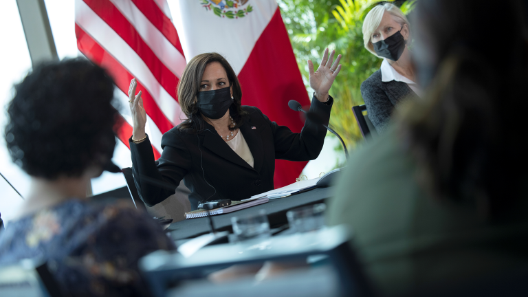 El martes 8 de mayo, expertos laborales mexicanos se reunieron con la vicepresidenta de Estados Unidos, Kamala Harris, como parte de las mesas de trabajo que se acordaron para su breve visita a México. Foto: Reuters