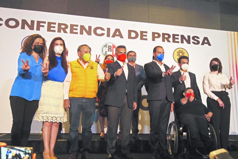 Los líderes nacionales del PAN, PRI y PRD ofrecieron una conferencia conjunta ayer. Foto EE: Hugo Salazar