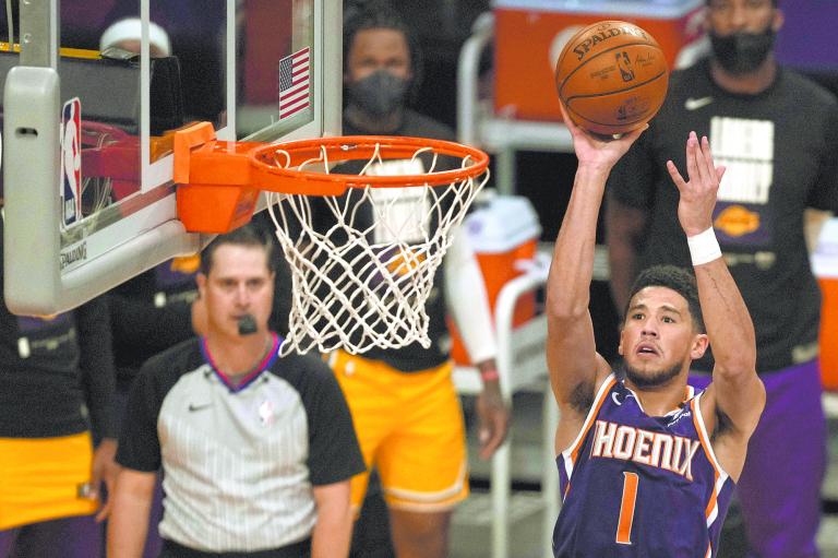 Figura. David Booker ha aportado 199 puntos a los sorprendentes Suns en los Playoffs 2021. Foto: Reuters