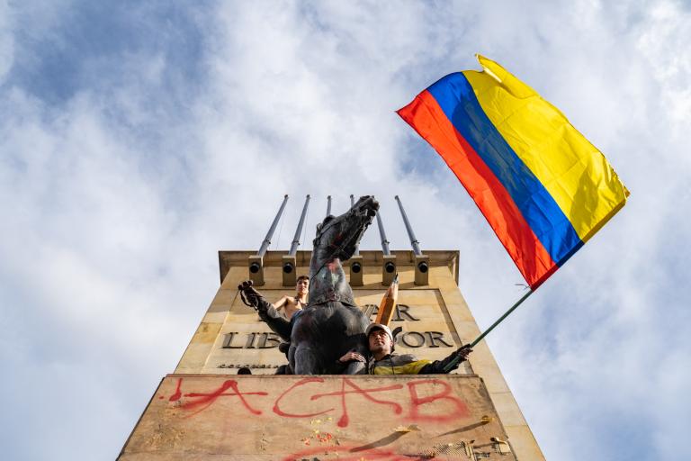 Manifestantes encaramados al Monumento a los Héroes, en la Avenida de Caracas de Bogotá (Colombia) en mayo de 2021. Foto: MatthieuCattin / Shutterstock 