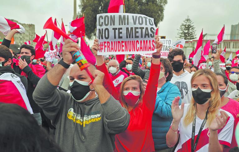 Simpatizantes de Keiko Fujimori se manifestaron en contra de un posible fraude, ayer frente al órgano electoral. El partido de la candidata ha impugnado actas de múltiples distritos electorales. Foto: Reuters