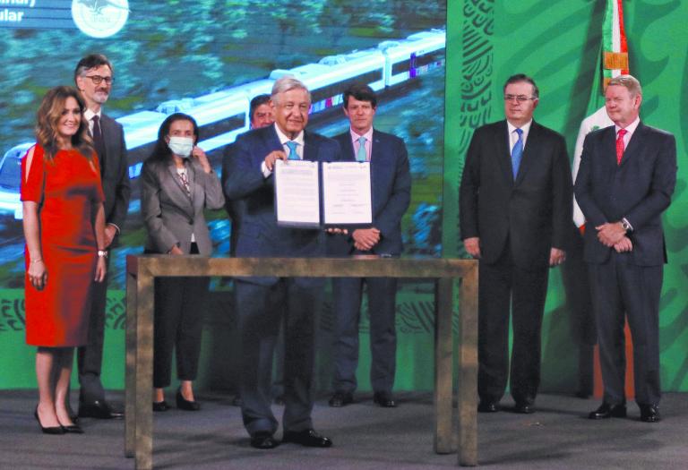 Este miércoles, desde Palacio Nacional, el presidente López Obrador firmó un convenio con el consorcio ganador liderado por Bombardier Transportation y Alstom.