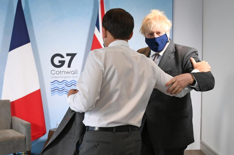 El premier británico, platicando con Emmanuel Macron, de espaldas, durante el encuentro del G7 en Reino Unido. Foto: Reuters.