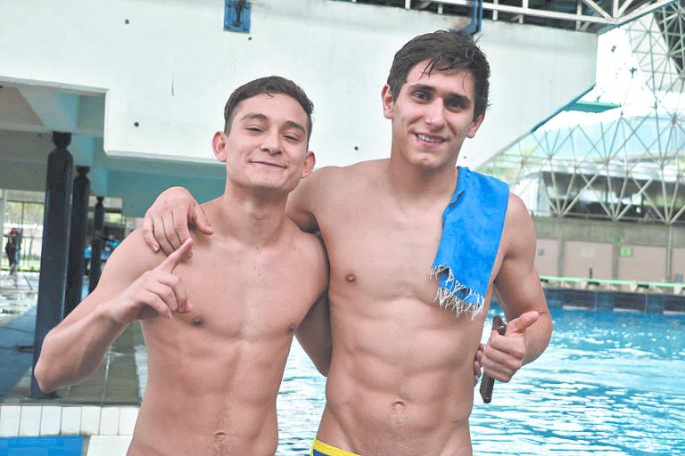 Juventud. Diego Balleza (izquierda) y Kevin Berlín ganaron la categoría de 10 metros sincronizados. Berlín tiene 20 años. Foto: Especial