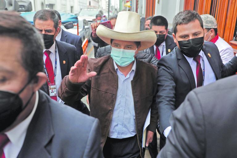 Pedro Castillo a su llegada a la sede de su partido para dar una conferencia de prensa. Foto: Reuters