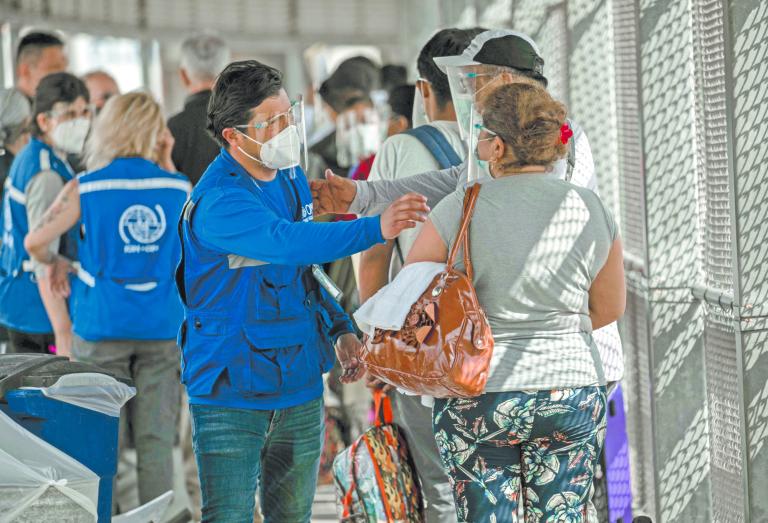 Un grupo de solicitantes de asilo recibe la luz verde de autoridades estadounidenses para ingresar a EU. Esperaban en la ciudad de Matamoros. Foto: AFP