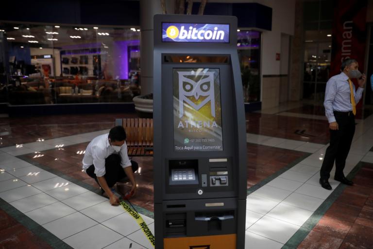 Este jueves fue puesto en funcionamiento en un centro comercial al oeste de San Salvador el primer cajero de bitcoin de la capital desde que el Congreso aprobó la ley el pasado 9 de junio. Foto: Reuters