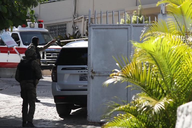 Vehículos y miembros de seguridad cerca del hospital donde la primera dama haitiana Martine Moise fue llevada tras ser herida en un ataque en su casa. El primer ministro, Claude Joseph dijo que ahora estaba a cargo del país e instó a mantener la calma, al tiempo que insistió en que la policía y el ejército garantizarían la seguridad de la población.