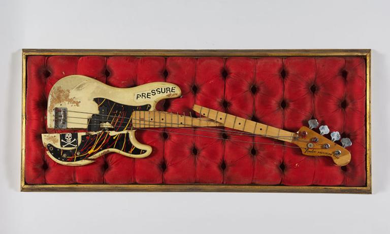 El bajo Fender Precision de Paul Simonon. Foto: The Clash