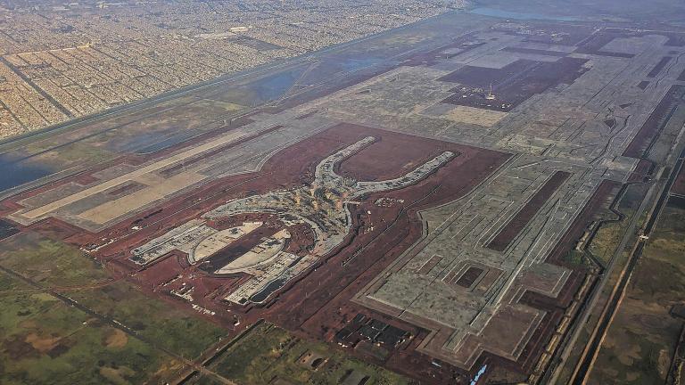 TEXCOCO, ESTADO DE M…XICO, 06NOVIEMBRE2018.- Vista aÈrea de la construcciÛn del Nuevo Aeropuerto Internacional de MÈxico, en el cual contin˙an los trabajos hasta la entrada del prÛximo gobierno federal que planea cancelar la obra.FOTO: ISAAC ESQU