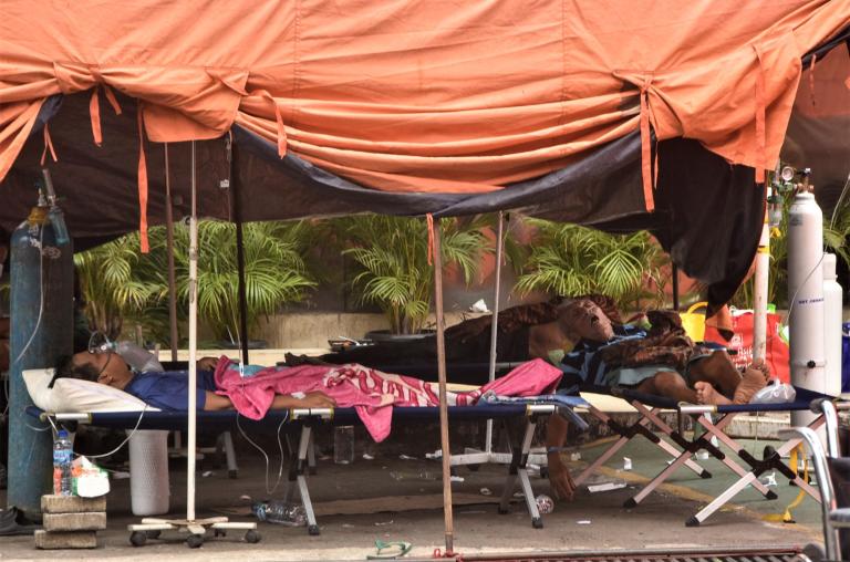 Los hospitales en Indonesia se han visto desbordados por el aumento de casos de coronavirus. Foto: AFP