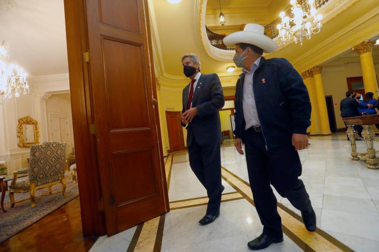 El presidente electo de Perú, Pedro Castillo, y el presidente saliente, Francisco Sagasti, se reúnen en Lima. Foto: Reuters.