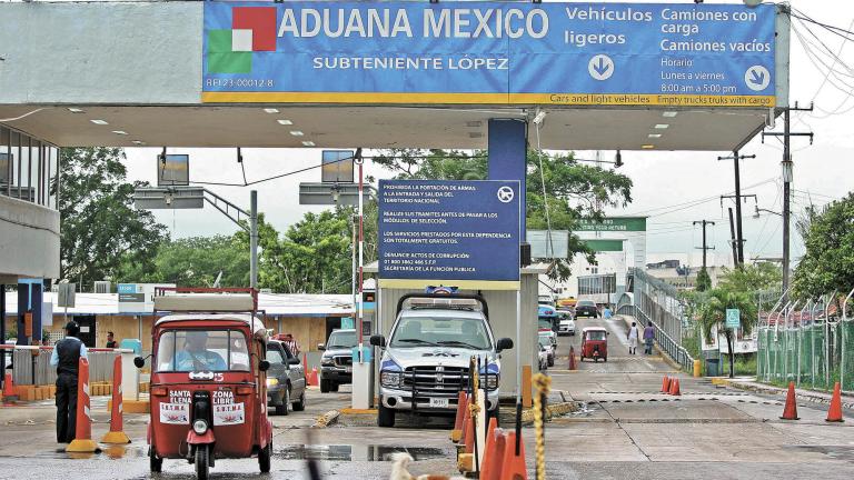 SUBTENIENTE LOPEZ, QUINTANA ROO, 26SEPTIEMBRE2010.- Elementos del ejercito realizaron labores de rutina para revisar autos y caminonetas que entran al pais por la aduana de la frontera con  el pais de Belice.FOTO: AMARANTA PRIETO/CUARTOSCURO.COM