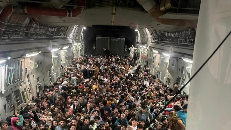 Afganos saliendo del país en un Air Force C-17 estadounidense. Foto: Reuters