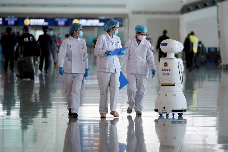 Los robots se han incorporado en muchos hospitales en medio de la pandemia. Foto: Reuters