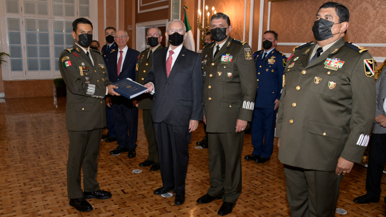 El General Luis Cresencio Sandoval González y Jorge Arganis Díaz Leal, titulares de la Sedena y SCT respectivamente; acompañados de funcionarios civiles y militares, presidieron la ceremonia. Foto EE: Cortesía Sedena